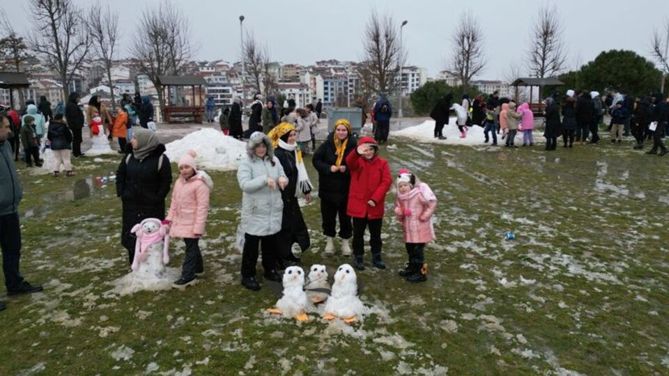 İlk festival için kamyonla kar taşındı