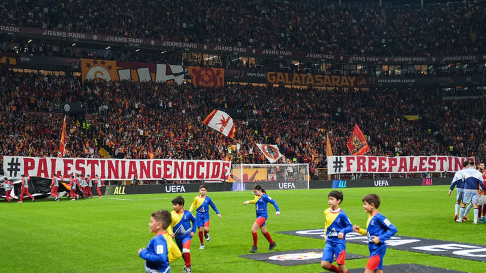 G.Saray'ın Filistin pankartını paylaştılar