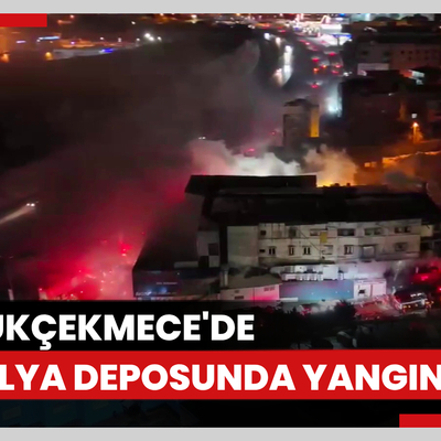 Küçükçekmece'de mobilya deposunda yangın çıktı