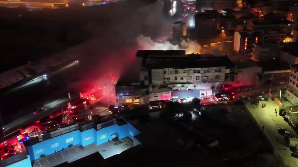 Küçükçekmece'de mobilya deposunda yangın