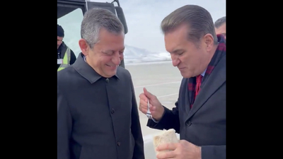 Uçaktan iner inmez tulum ikramı!