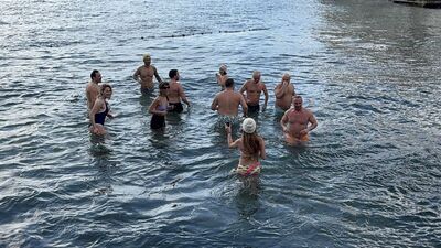 Karda denize girdiler