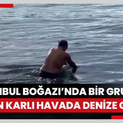 İstanbul Boğazı'nda bir grup insan karlı havada denize girdi