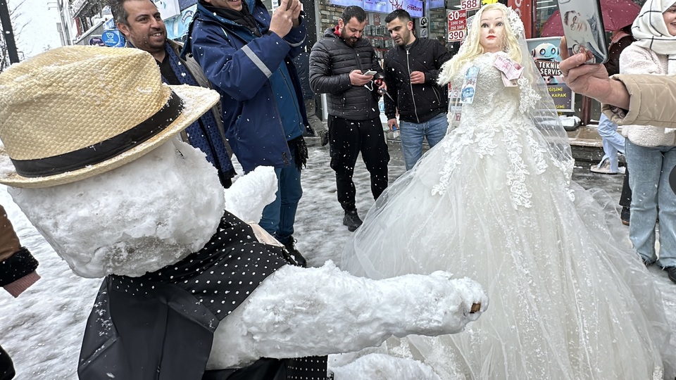 Kardan gelin ile damada altın taktılar