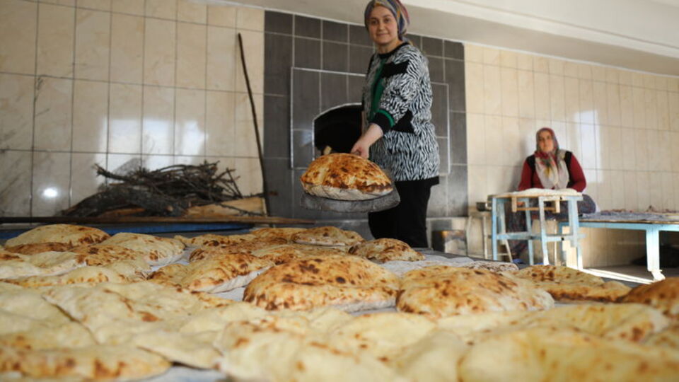Ankaralı kadınların ramazan öncesi ekmek mesaisi