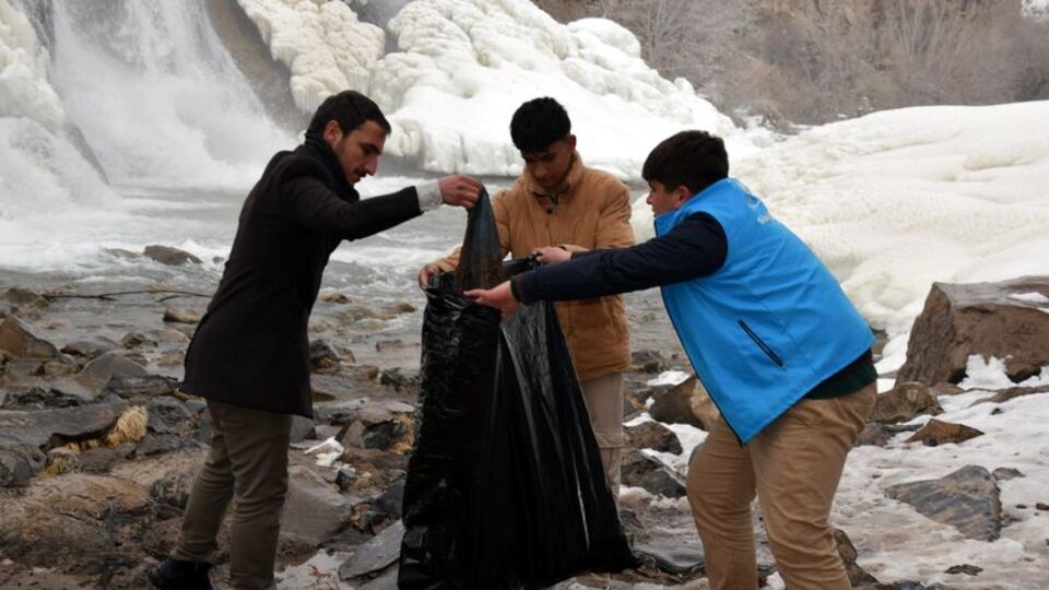 Çevre bilinci için çöp toplayıp, satranç oynadılar