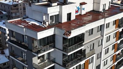 İstanbul'da binanın çatısına yıldırım düştü