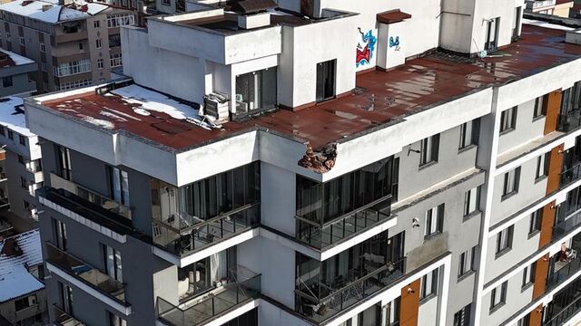 İstanbul'da binanın çatısına yıldırım düştü