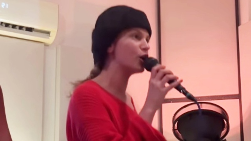 Şarkı söylediği anları paylaştı