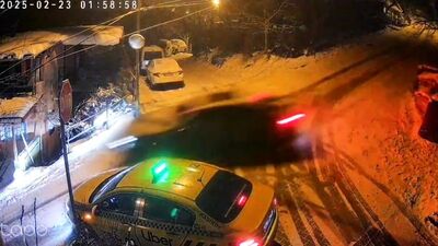 Buzlanan yolda kayan otomobil taksi ve 2 eve çarptı