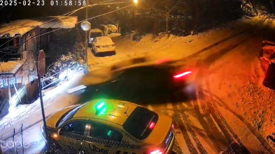 Buzlanan yolda kayan otomobil taksi ve 2 eve çarptı