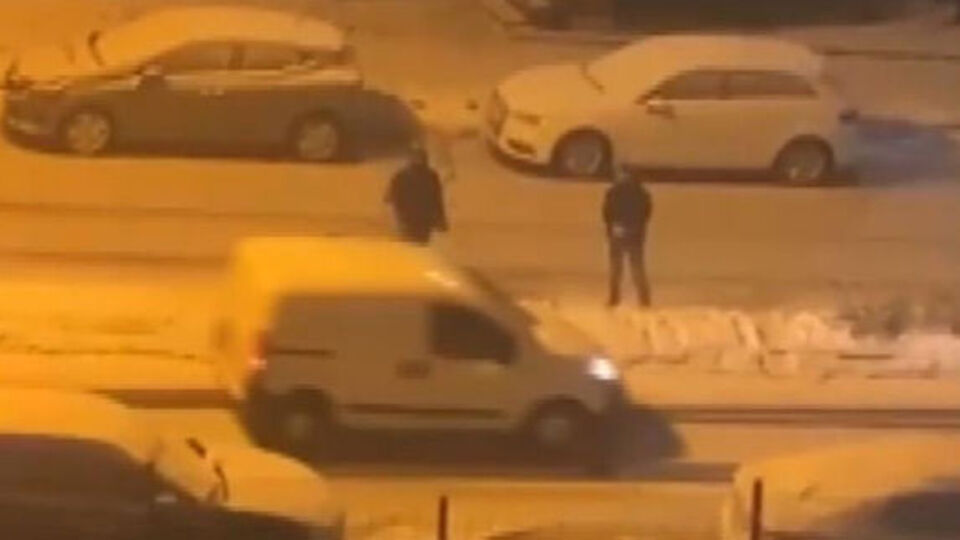 Kartopuya kızdı, aracı kaza yaptı!