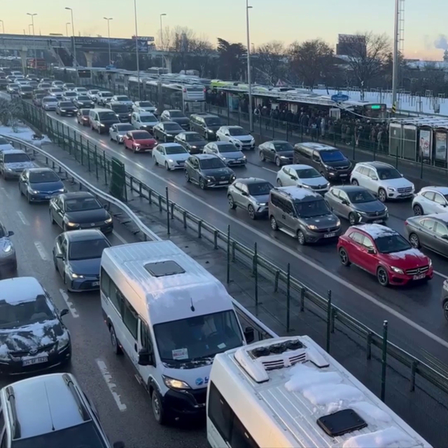 İstanbul'da trafik eskiye döndü