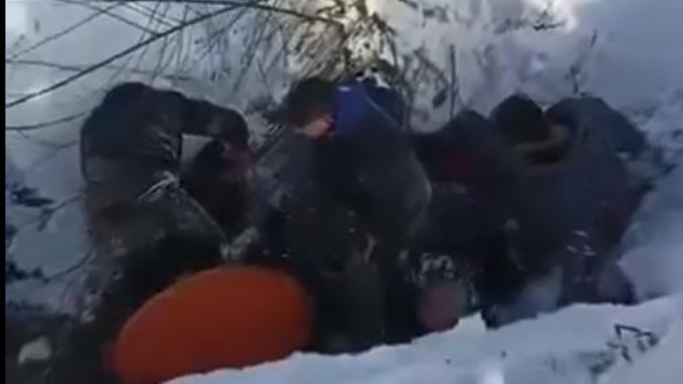 Şambrellerle 3 metrelik çukura uçtular!