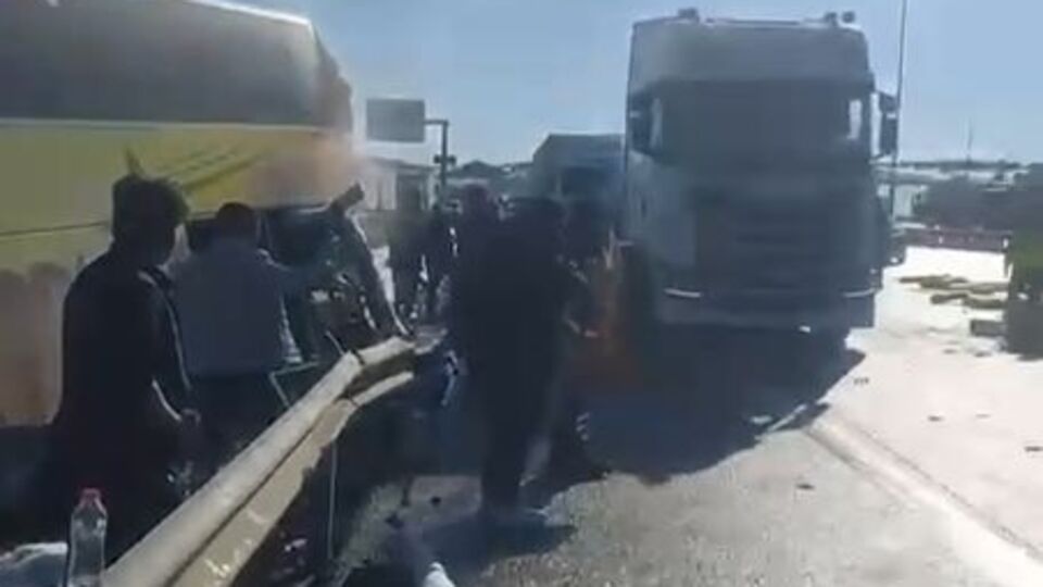 'Kuzey Marmara'da TIR otobüse çarptı!