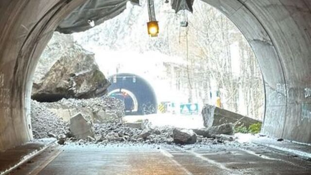 Artvin'de heyelan: Sarp tüneli kapandı