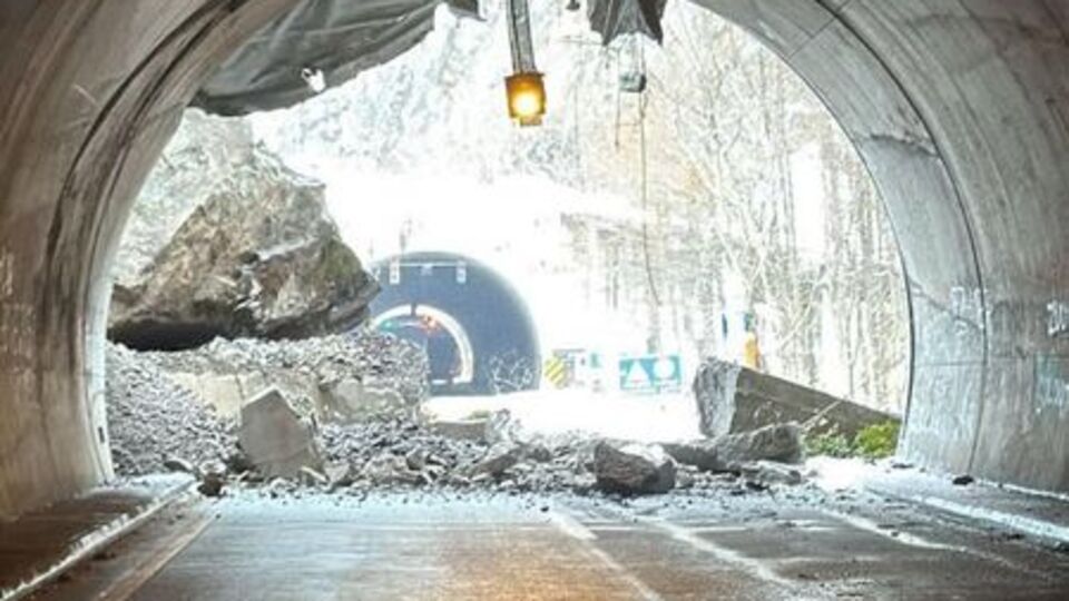 Artvin'de heyelan: Sarp tüneli kapandı