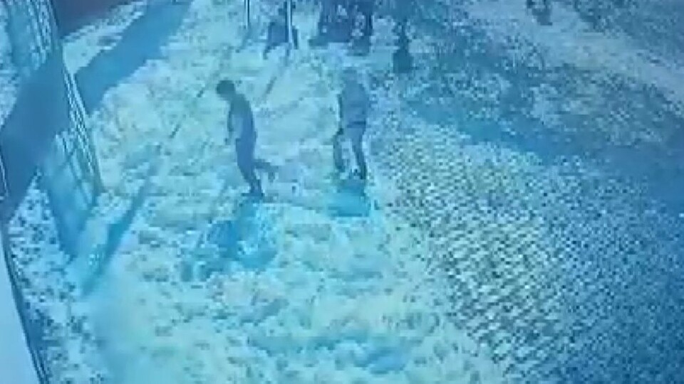 Buz kütlesi çocuğun başına düştü