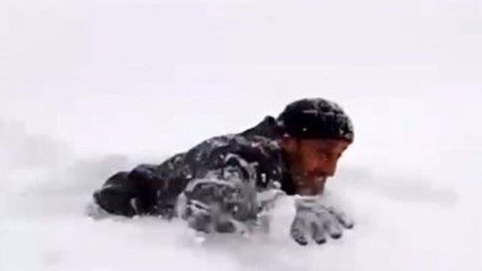 Karda yürüyemeyince kulaç attı