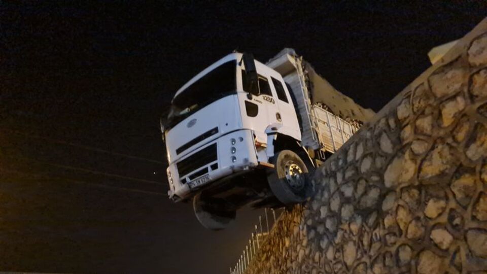 Kamyon duvarda asılı kaldı