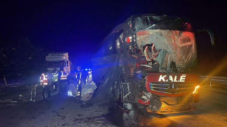 Bolu'da yolcu otobüsü TIR'a çarptı: 6 yaralı