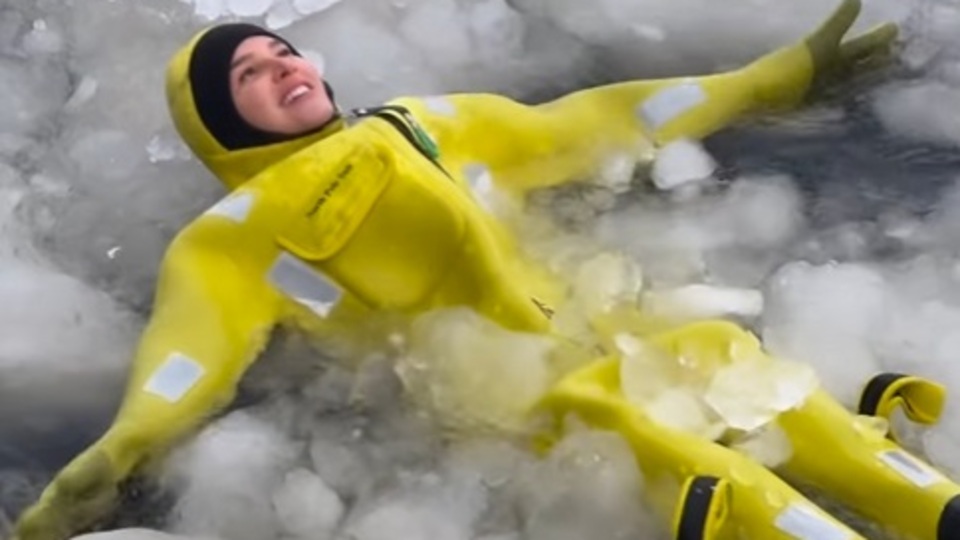 Buz denizinde yüzdü