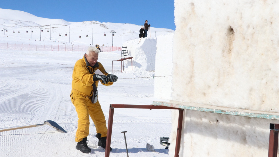 İtalya'dan Erciyes'e geldi! Kar kütlesinden sanat