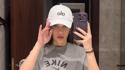 Devrim Özkan'dan ayna pozu