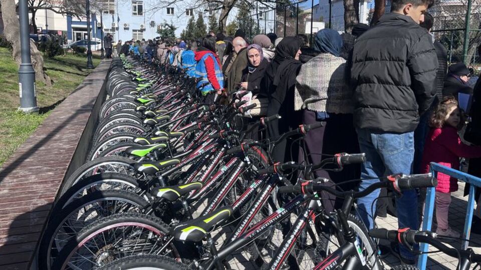 Bahçelievler'de 100 çocuğa daha bisiklet