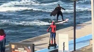 Bebek Sahili'nde Batman sörf yaptı, Spider Man scooter kullandı