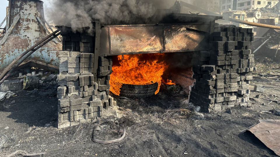 Gazzeliler plastik yakarak ısınıyor