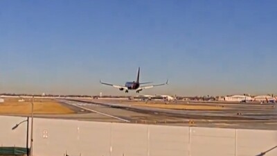 Yolcu uçağı kıl payı kurtuldu