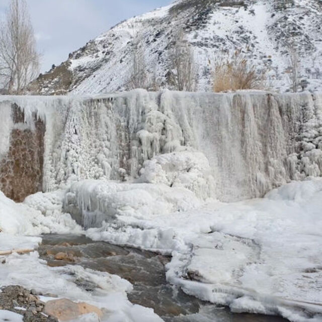 Erzincan'daki dere buz tuttu