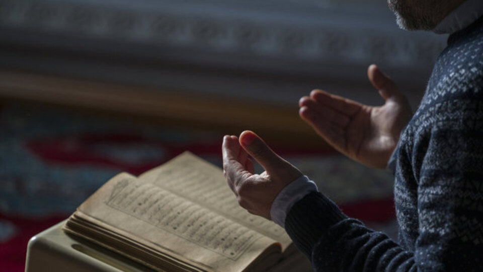 Mülk Suresi okunuşu ve anlamı