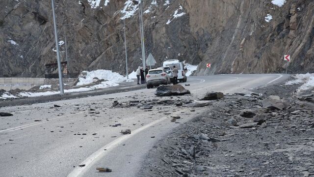 Dağdan kopan kaya otomobile isabet etti