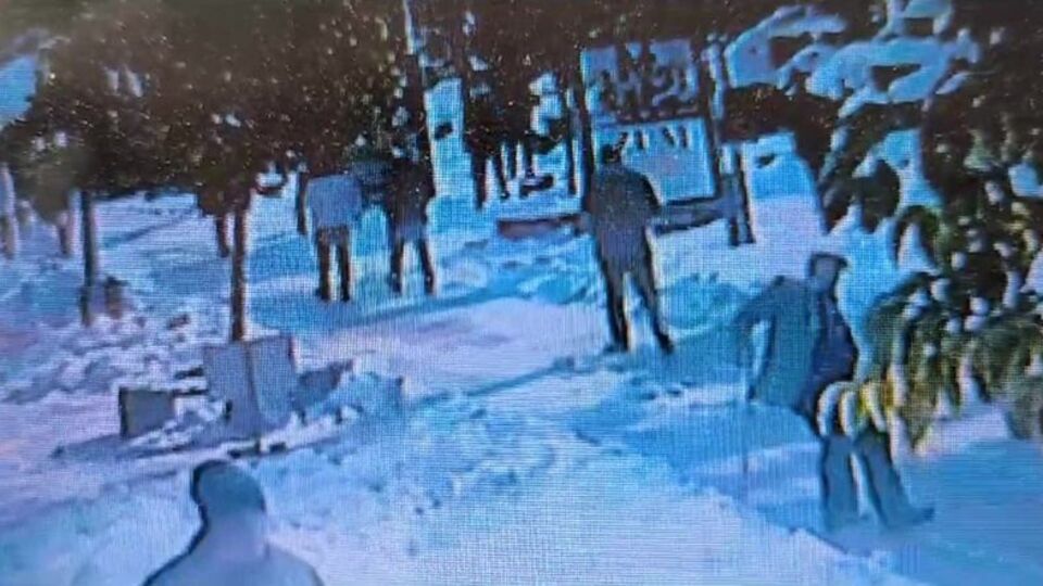 Karlı yolda düştü, hayatını kaybetti