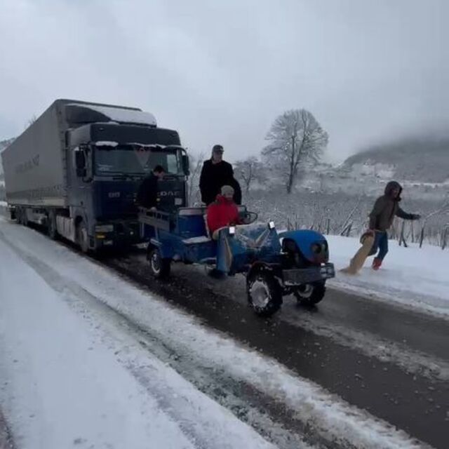 25 tonluk TIR'ı 750 kiloluk 'patpat' çekti