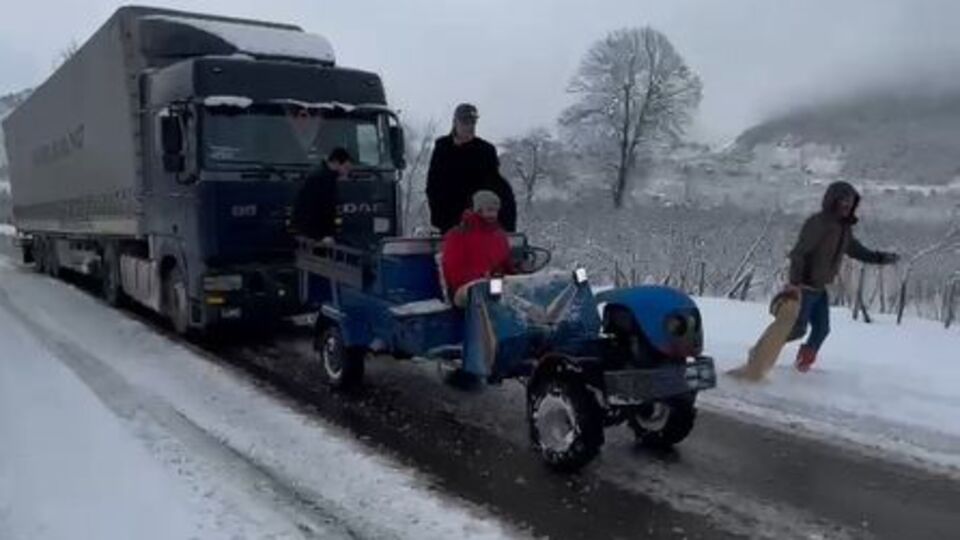 25 tonluk TIR'ı 750 kiloluk 'patpat' çekti