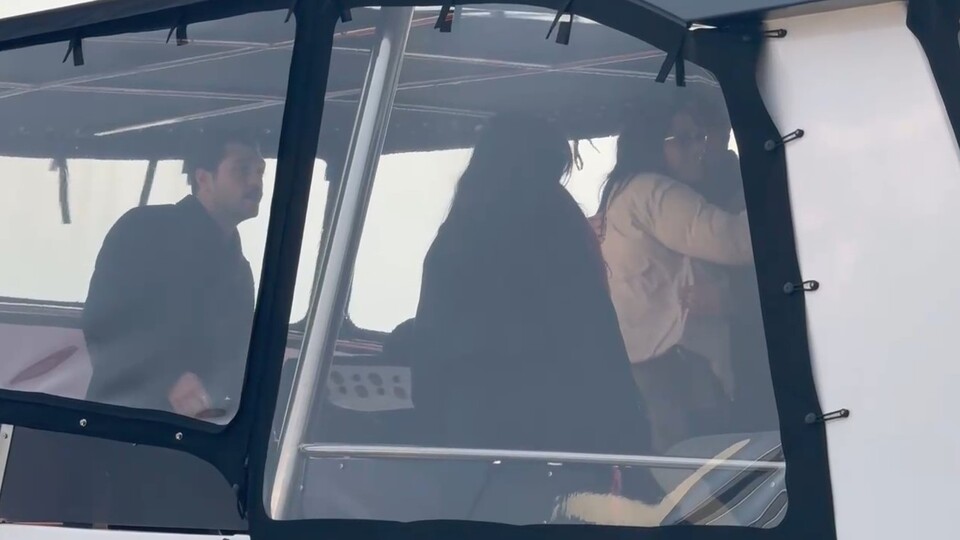 Sevgiliye teknede sürpriz kutlama