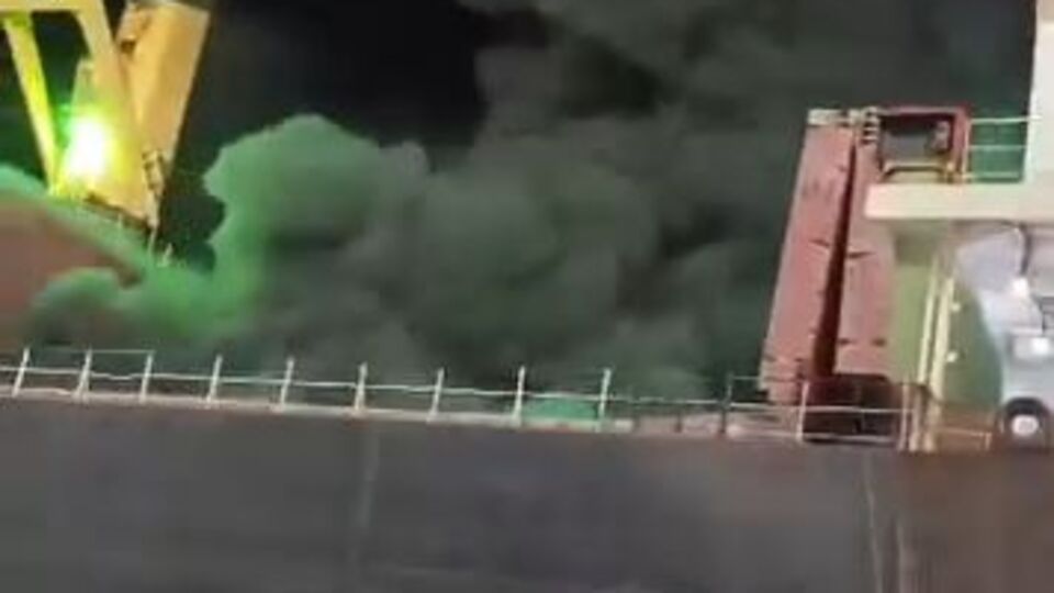 Plastik ham madde yüklü gemide yangın