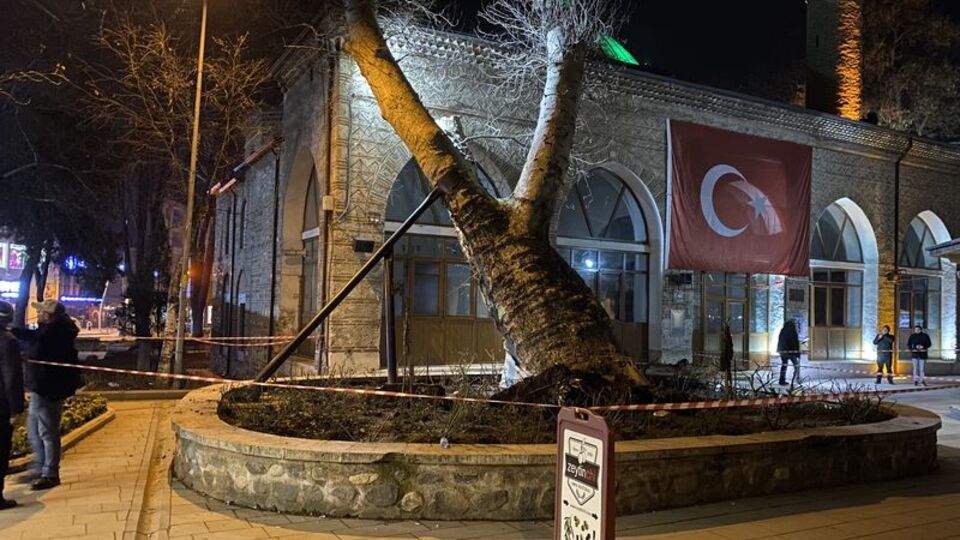 550 yıllık çınar ağacı, caminin üzerine devrildi