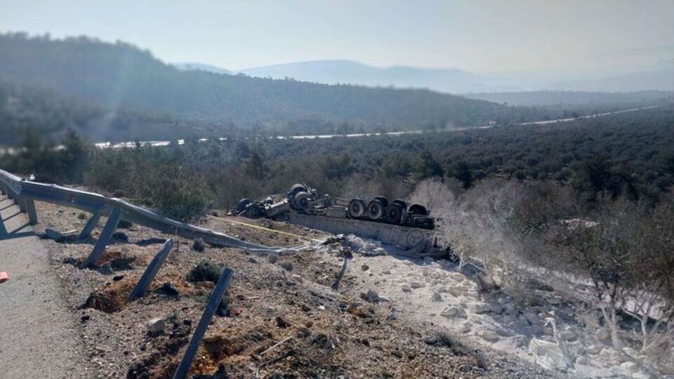 TIR, bahçeye uçtu! 2 can kaybı var