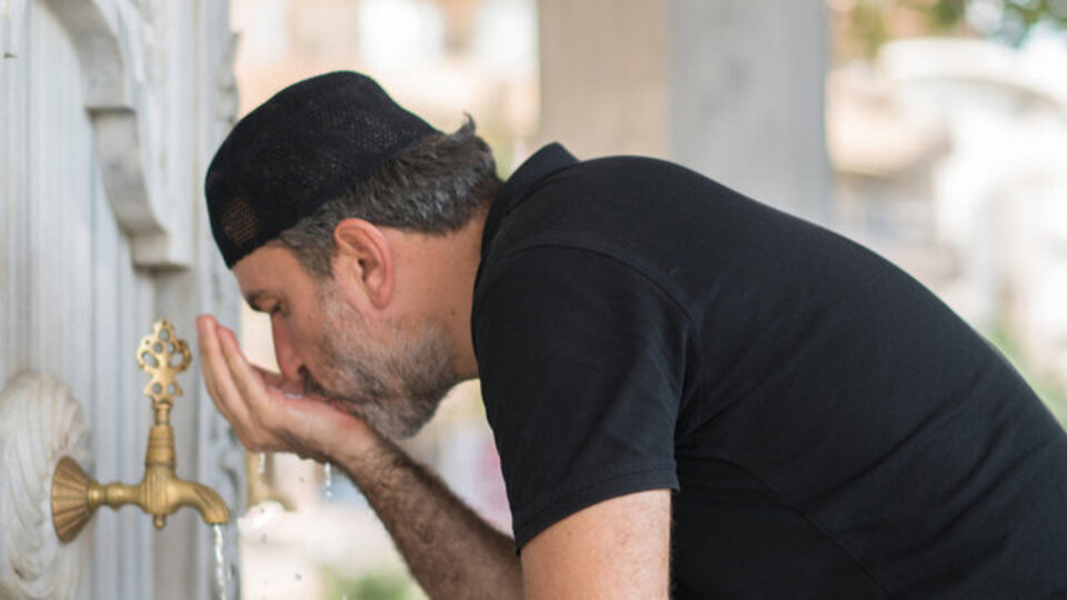 Ezan okunurken abdest alınır mı?