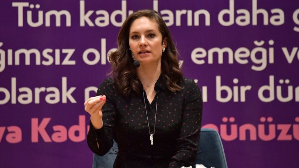 Nevşin Mengü'ye 1 yıl 3 ay hapis