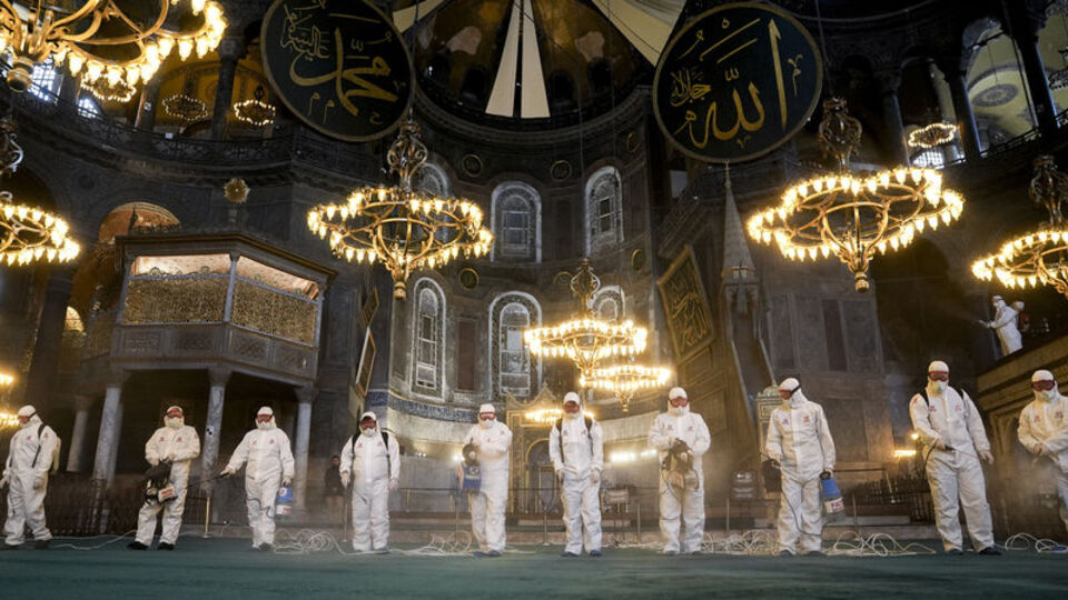 Ayasofya'da Ramazan temizliği yapıldı