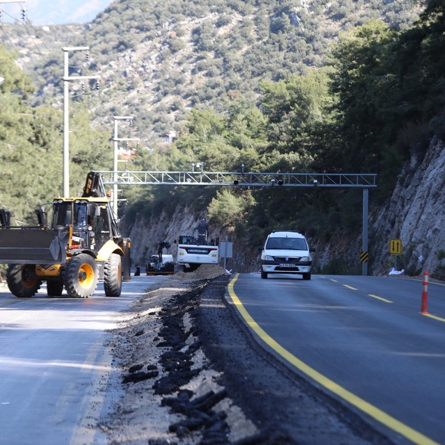 Ölüdeniz'de yeni yolda tek şerit trafiğe açıldı
