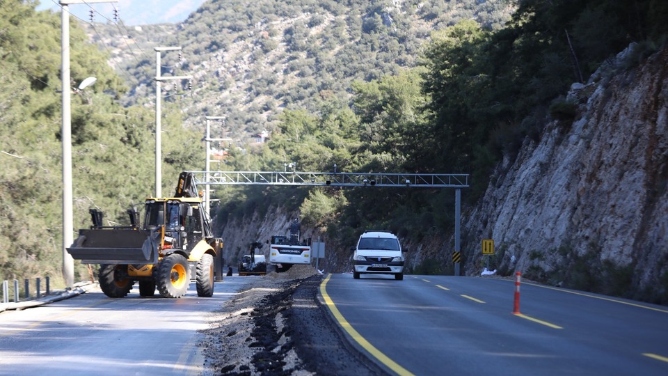 Ölüdeniz'de yeni yolda tek şerit trafiğe açıldı