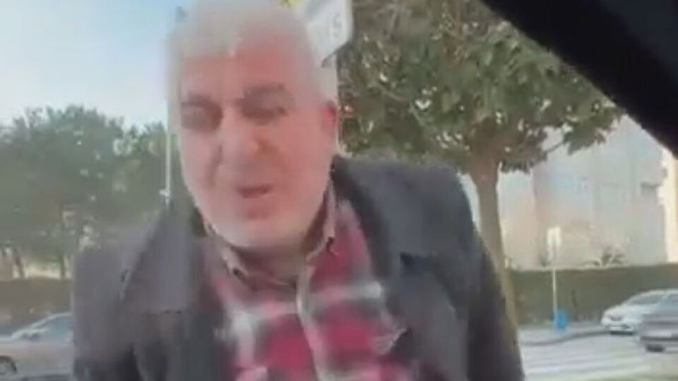 Cipin önünü kesti, camına tükürdü