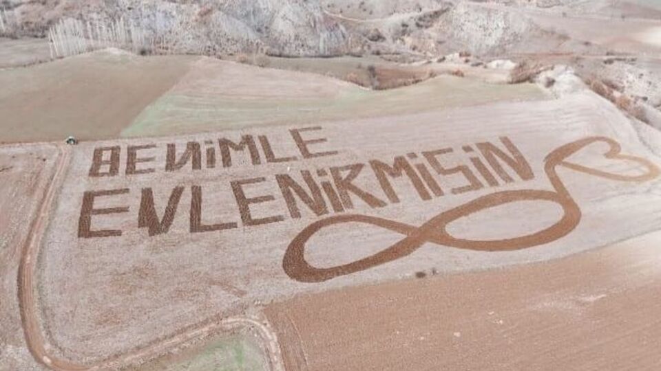 Evlilik teklifini tarlaya işledi