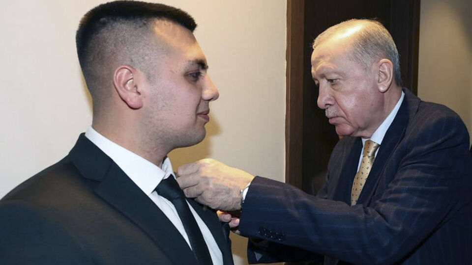 Cumhurbaşkanı Erdoğan, adaşına rozet taktı